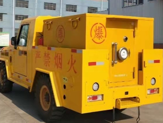 吊罗山乡凯龙爆破器材运输车：保障爆破任务的安全运行